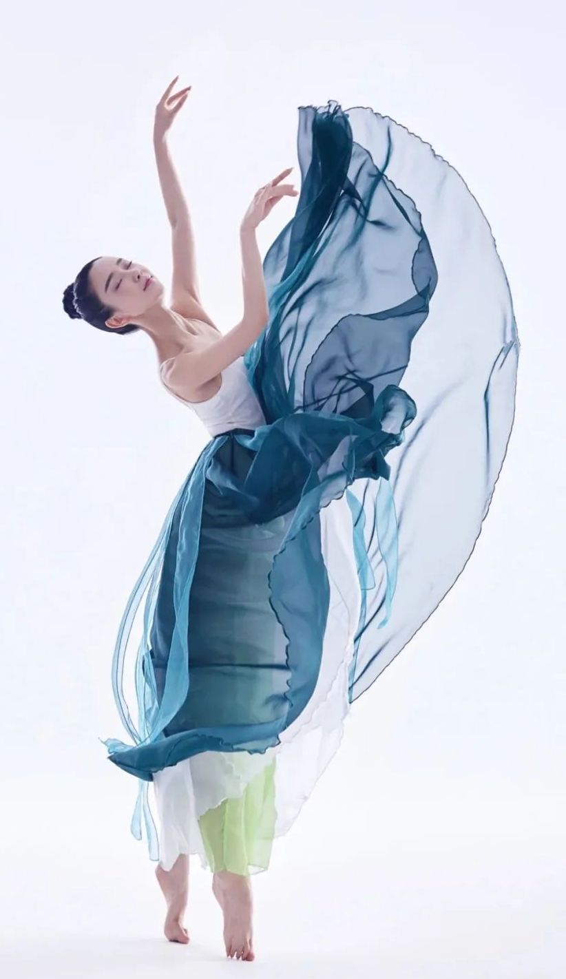 Dancer in a blue dress posing.