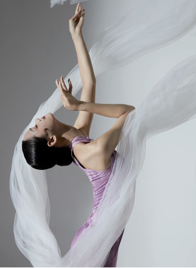 Dancer in purple with silk.